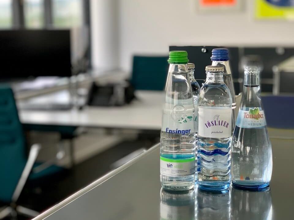 Venus Spirits Buero Wasserflaschen auf tisch